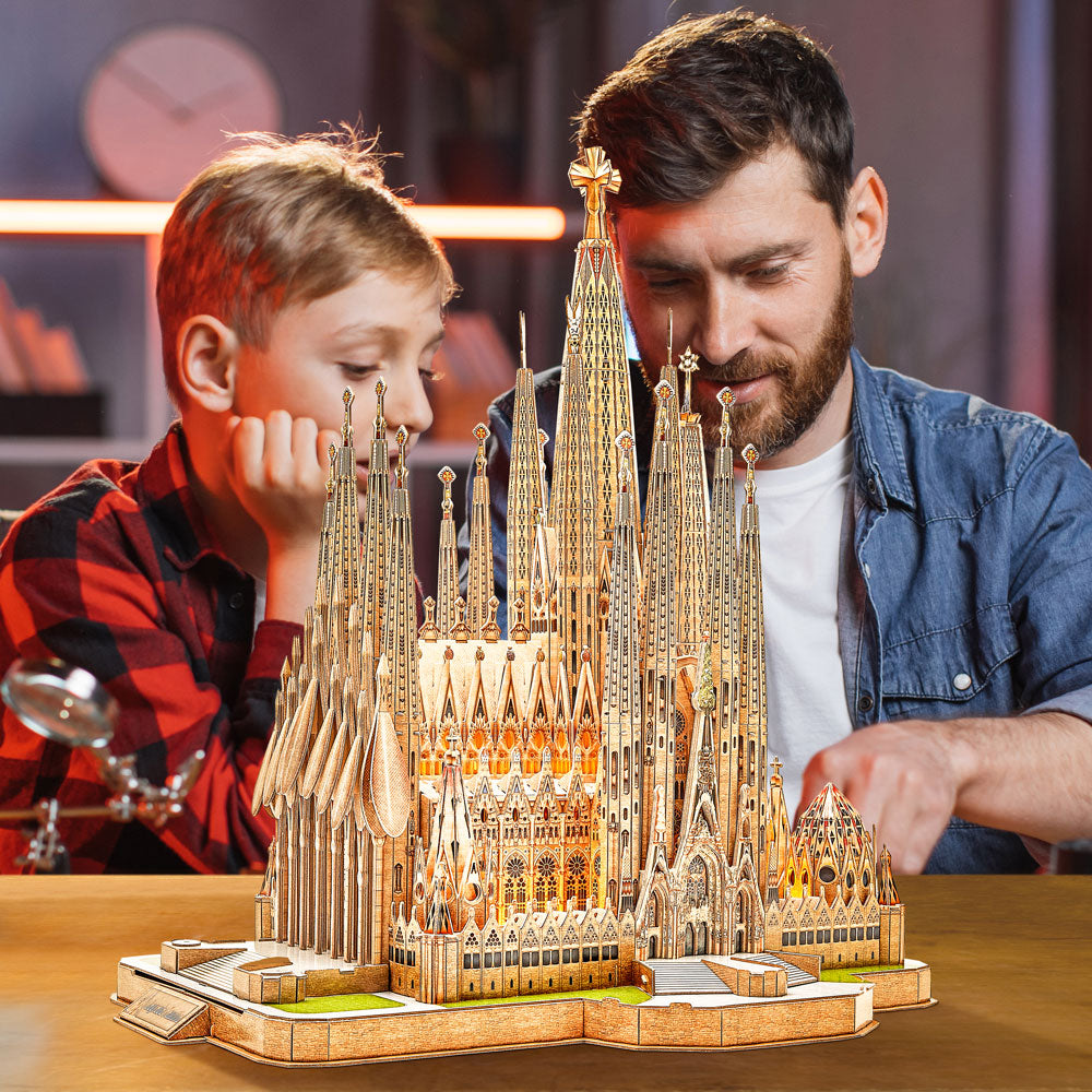 CubicFun Пъзел 3D Sagrada Familia 696ч. с LED светлини